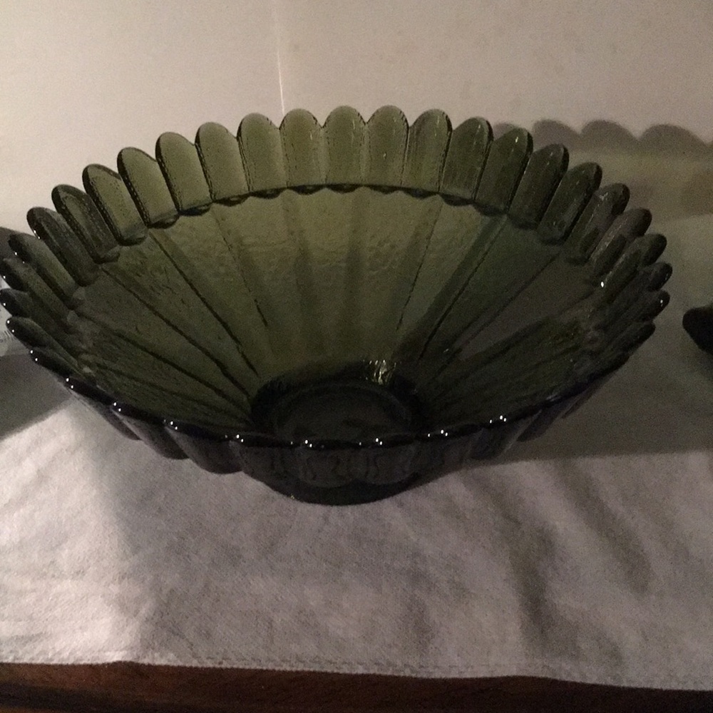 Avocado green fluted serving bowl